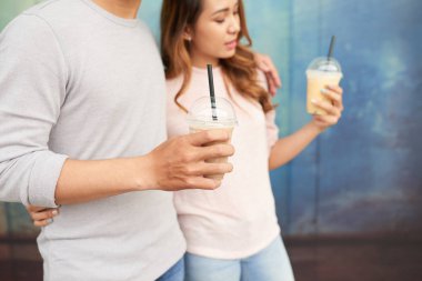 İki açık havada yürüyor ve lezzetli kokteyller içme