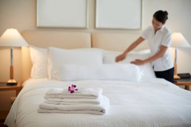 Yatak odası misafir sonra temizlik hizmetçi odak temiz havlu