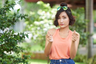 Kameraya bakarak şık saç kesimi ile Asyalı kadın 