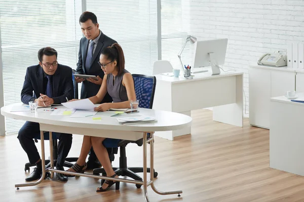 Führungskräfte Asiatischer Unternehmen Diskutieren Auf Jahrestagung Über Projekte — Stockfoto