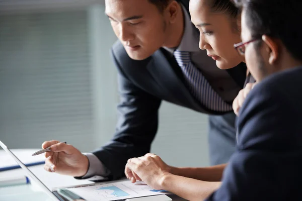 Equipe Empresarial Vietnamita Analisando Relatórios Financeiros Anuais — Fotografia de Stock