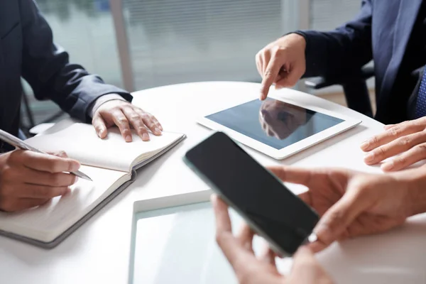 Geschäftsleute Die Smartphone Digitales Tablet Und Notizblock Nutzen Bei Dem — Stockfoto