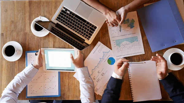 Gente Negocios Discutiendo Informes Financieros Gráficos Gráficos Reunión Vista Desde — Foto de Stock