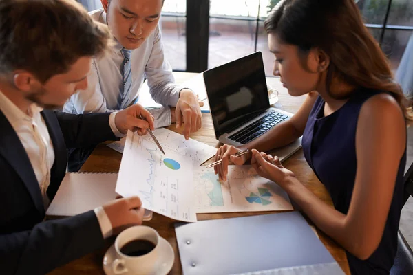 Business People Analyzing Diagram Financial Data — Stock Photo, Image