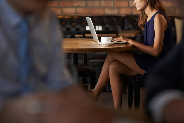 Giovane Donna Affari Che Beve Caffè Lavora Sul Computer Portatile — Foto Stock