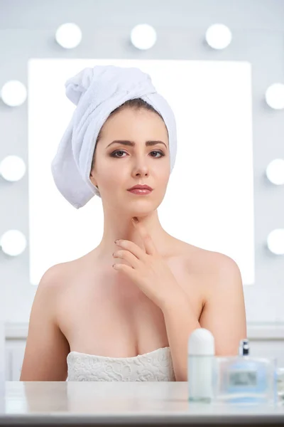 Beautiful Young Woman Applying Lotion Her Skin — Stock Photo, Image