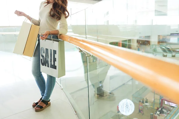 Imagem Cortada Mulher Jovem Com Sacos Compras Após Grande Venda — Fotografia de Stock