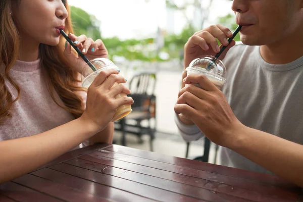 Jovem Casal Desfrutando Coquetéis Café Livre — Fotografia de Stock