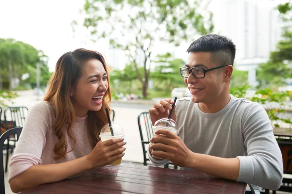 Wietnamska Para Młoda Śmiejąc Się Żartując Podczas Dacie — Zdjęcie stockowe