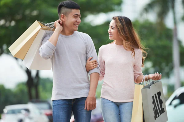 Glückliches Asiatisches Paar Läuft Mit Einkaufstüten Auf Der Straße — Stockfoto