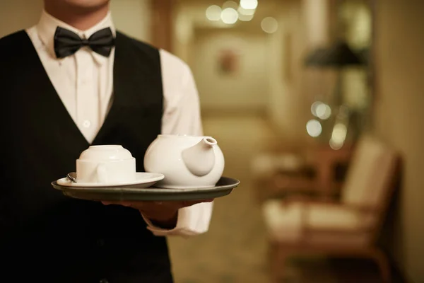 Abgeschnittenes Bild Des Kellners Der Tablett Mit Teekanne Und Tasse — Stockfoto