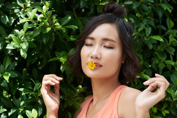 Hlava Ramena Portrét Atraktivní Asijské Ženy Zavřenýma Očima Stojící Proti — Stock fotografie
