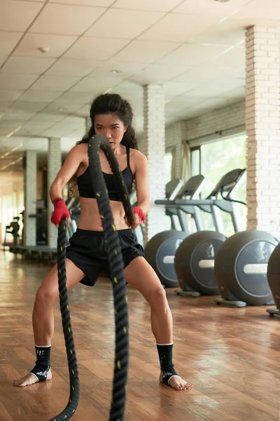 Довольно Спортивная Азиатская Молодая Женщина Тренирующаяся Боевой Веревкой Спортзале — стоковое фото
