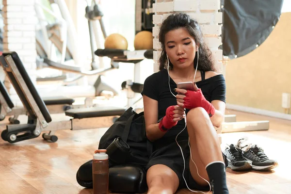 Frau Hört Nach Training Fitnessstudio Musik Auf Ihrem Smartphone — Stockfoto