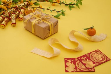 Kraker, mevcut ve şanslı para zarfların sarı tablo üzerinde yazıt en iyi dilek