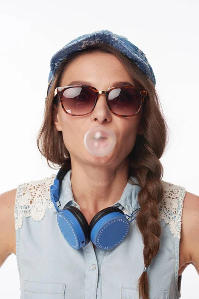 Cool Young Woman Sunglasses Chewing Bubblegum — Stock Photo, Image