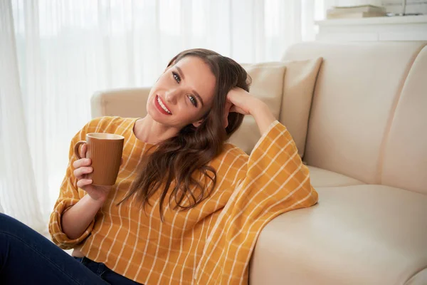 Porträtt Vacker Ung Kvinna Med Mugg Kaffe — Stockfoto