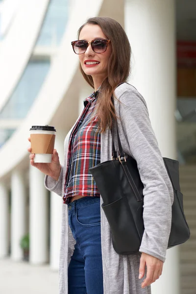 Atraktivní Módní Žena Take Out Kávu — Stock fotografie