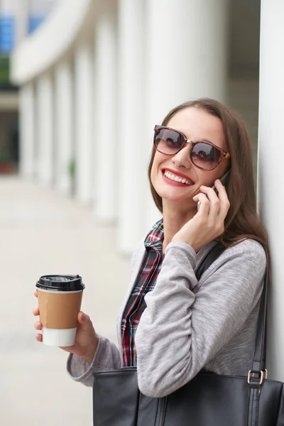 Jolie Jeune Femme Riant Parlant Téléphone — Photo