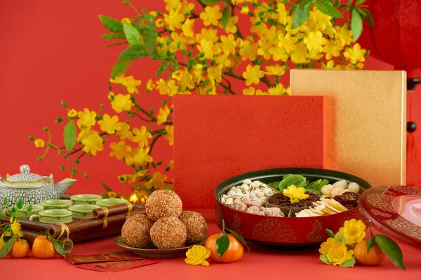 Bolinhas Arroz Frito Tradicionais Caixa Com Frutas Secas Nozes Para — Fotografia de Stock