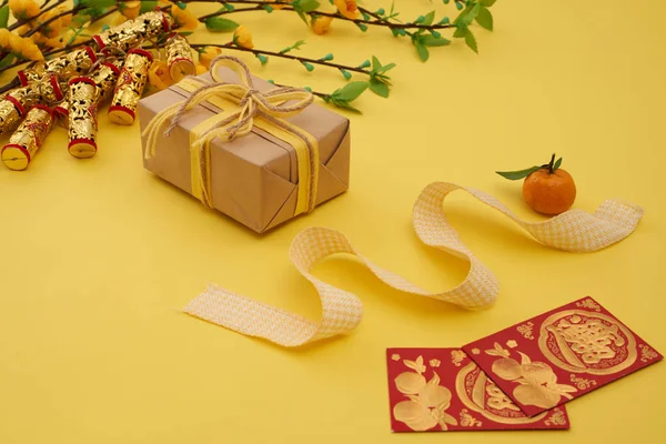 礼物和幸运金钱信封在黄色桌 最佳的祝愿题字 — 图库照片