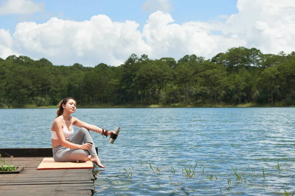 Mooie Vrouw Sport Kleding Genieten Van Ochtend Aan Het Meer — Stockfoto