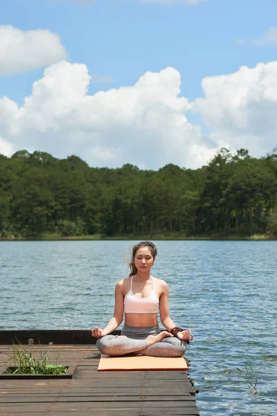 Mujer Bonita Meditando Cuando Sienta Esterilla Yoga Junto Lago —  Fotos de Stock