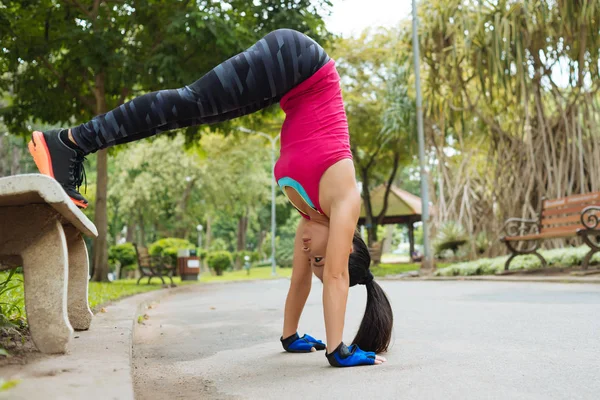 Sportovní Vietnamská Žena Cvičí Stojka Parku — Stock fotografie