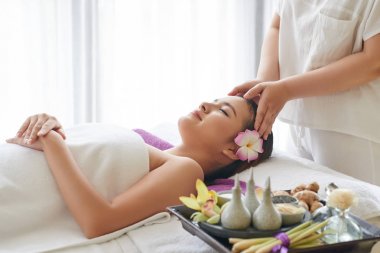 Vietnamca genç kadının spa salonda baş masajı