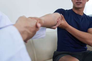 Spor tıp hekim kolu yaralı sporcu incelenmesi