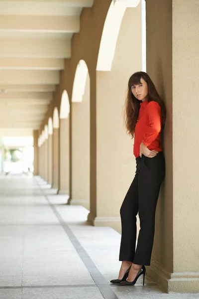 Elegante Atractiva Mujer Negocios Apoyada Columna —  Fotos de Stock