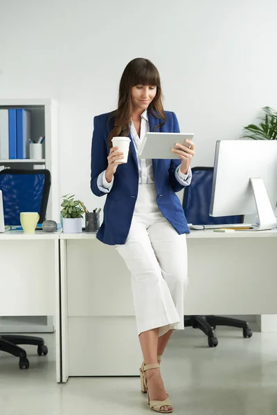 Schöne Geschäftsfrau Trinkt Kaffee Und Liest Informationen Auf Tablet Computer — Stockfoto