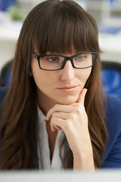 컴퓨터 화면에 정보를 안경에 잠겨있는 비즈니스 여자의 — 스톡 사진