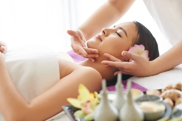 Vietnamees Jonge Vrouw Krijgen Spa Behandeling Spa Salon — Stockfoto