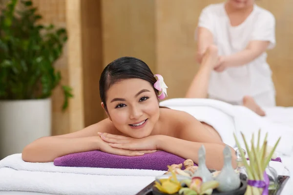 Linda Vietnamita Jovem Que Gosta Relaxar Massagem Nos Pés Como — Fotografia de Stock