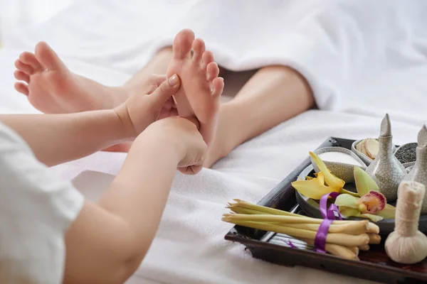 Masseur Doing Foot Massage Female Client — Stock Photo, Image