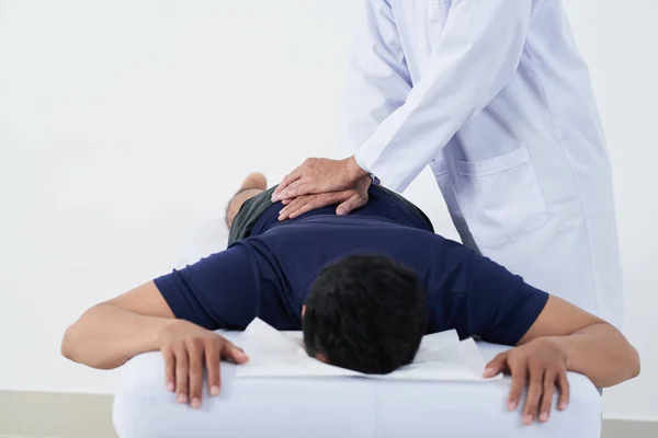 Imagem Recortada Médico Verificando Coluna Vertebral Paciente Jovem — Fotografia de Stock