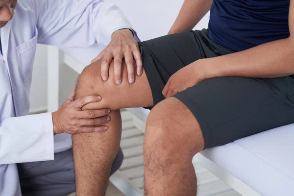 Imagen Cerca Rodilla Del Médico Mejilla Del Paciente Masculino — Foto de Stock