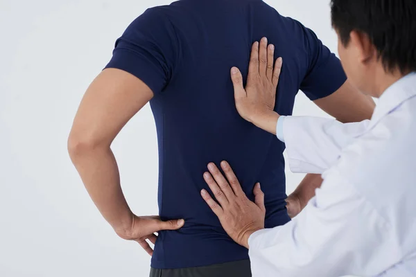 Mediziner Diagnostiziert Wirbelsäule Bei Sportlichem Patienten — Stockfoto