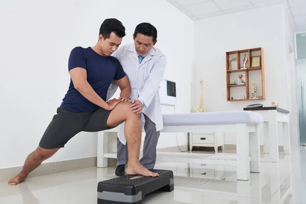 Vietnamese Doctor Helping Young Sportsman Rehabilitation — Stock Photo, Image