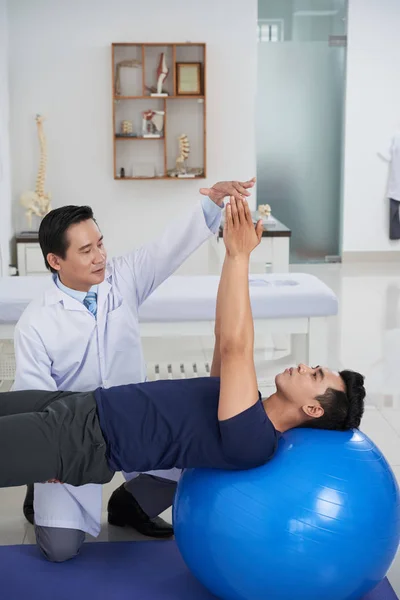 Vietnamees Fysiotherapeut Werken Met Jonge Patiënt Zijn Kantoor — Stockfoto