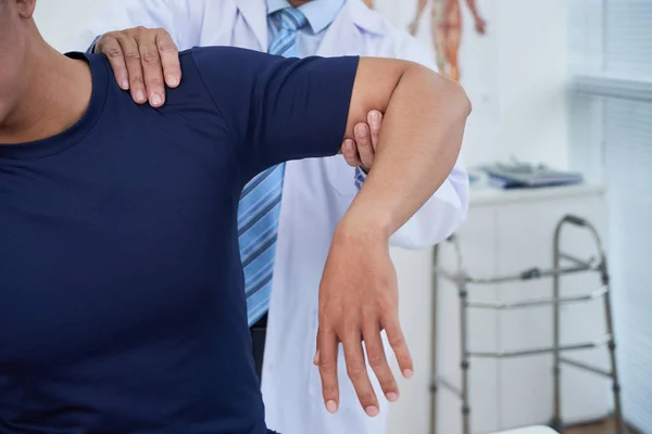 Homem Tendo Curso Terapia Reabilitação Hospital — Fotografia de Stock