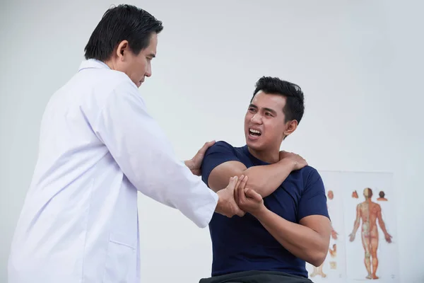 Asiático Jovem Desportista Reclamando Dor Seu Braço — Fotografia de Stock