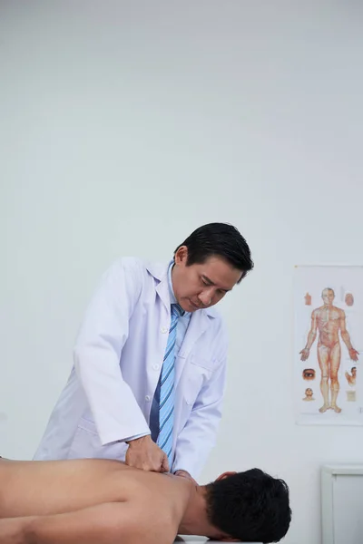 Therapist Giving Back Massage Patient Clinic — Stock Photo, Image