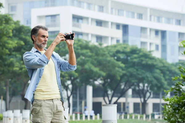 Hombre Con Cámara Digital Tomando Fotos Caminar Aire Libre — Foto de Stock