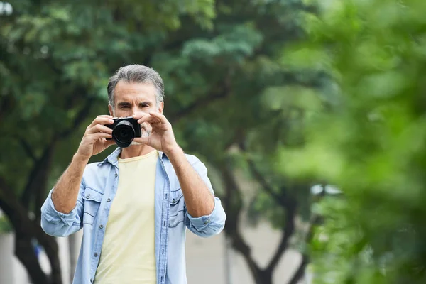 Retrato Hombre Maduro Caminando Por Calle Tomando Fotos — Foto de Stock