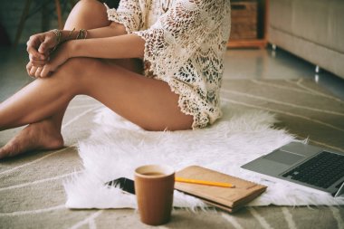 Onun odasına katta oturan ve ödev yapmak genç kadın Resim kırpılmış