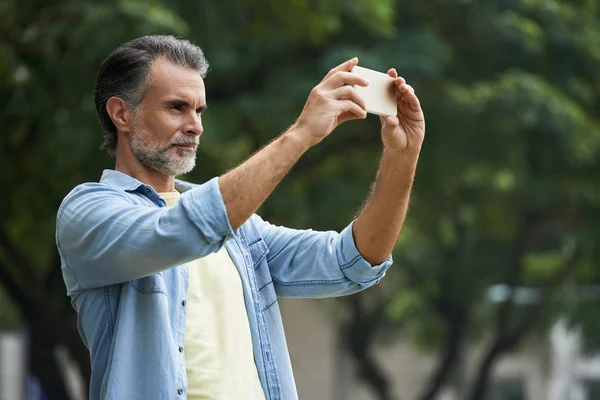 Retrato Del Hombre Mayor Tomando Fotos Teléfono Inteligente — Foto de Stock