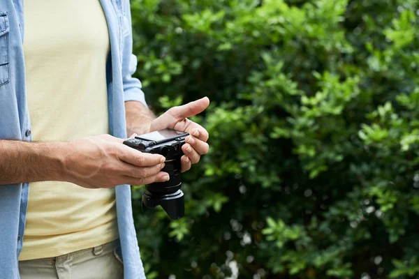 Primer Plano Imagen Cámara Digital Manos Del Hombre Maduro — Foto de Stock