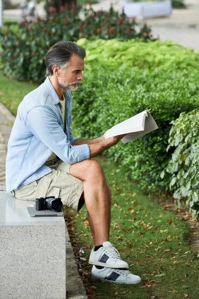 Hombre Maduro Sentado Parque Leyendo Libro — Foto de Stock